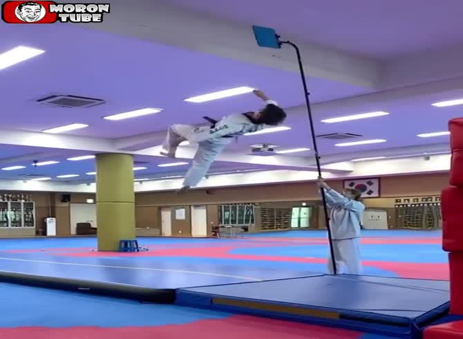 Video :This taekwondo practitioner can take off in a plane
